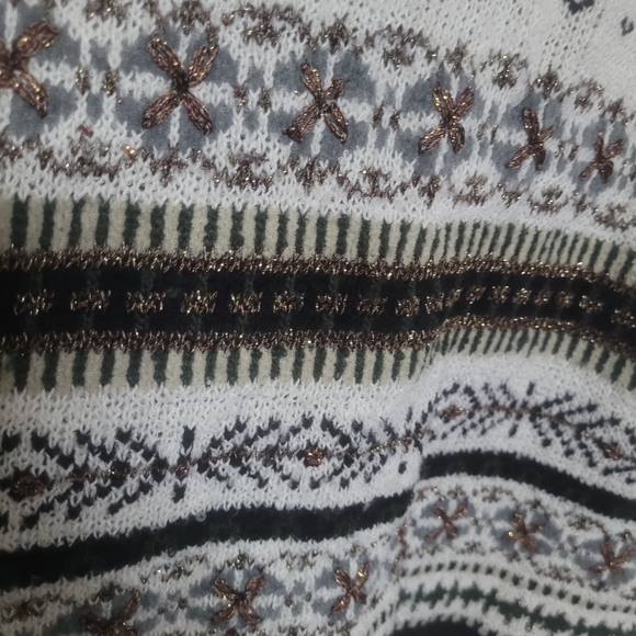 Chic Black and White Patterned Sweater - Picture 2 of 7